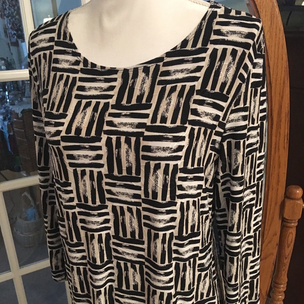 Adorable black/white top!